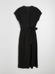 Kopertowa sukienka maxi z wiskozą i domieszką lnu - czarny. Czarne sukienki damskie Sinsay, l, bez wzorów, z wiskozy, bez kołnierzyka, bez ramiączek, maxi, kopertowe. Za 59.99 zł.