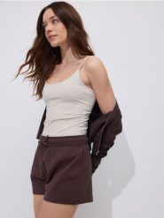 Bawełniane szorty - beżowy. Brązowe szorty damskie Reserved, bez wzorów, z bawełny. Za 39.99 zł.