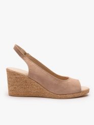 Beżowe sandały na koturnie. Brązowe sandały damskie Ryłko, bez wzorów, ze skóry, bez obcasa, na koturnie. Za 379.99 zł.