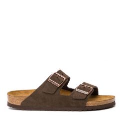 Klapki Birkenstock. Brązowe klapki damskie Birkenstock, bez wzorów, z zamszu, bez obcasa. Za 459.99 zł.