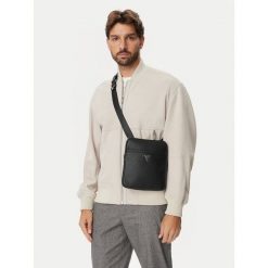Saszetka Guess. Czarne saszetki męskie Guess. Za 291.99 zł.