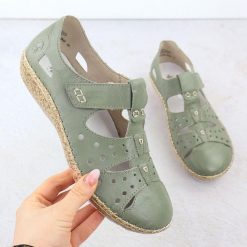 Półbuty damskie na rzep komfortowe ażurowe zielone Rieker 44852-52. Zielone półbuty damskie Rieker, w ażurowe wzory, ze skóry, bez obcasa. Za 339.00 zł.