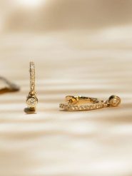 DIAMANTA Złote kolczyki-kreole "Créoles Charms" z diamentami rozmiar: onesize. Żółte kolczyki damskie DIAMANTA, z diamentem, złote. Za 1,120.13 zł.