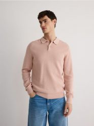 Bawełniany sweter polo - pastelowy róż. Czerwone swetry męskie Reserved, l, bez wzorów, z bawełny, bez kołnierzyka. W wyprzedaży za 39.99 zł.