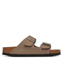 Klapki Birkenstock. Brązowe klapki damskie Birkenstock, bez wzorów, bez obcasa. Za 379.99 zł.