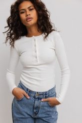 Dopasowany top z dekoltem na zatrzaski w kolorze CLASSIC WHITE - MOODY NAP-XL. Białe topy damskie Marsala, s, bez wzorów, z bawełny, bez kołnierzyka. Za 179.90 zł.