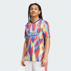 Koszulka Arsenal 25/26 Pre-Match. Czerwone t-shirty sportowe męskie Adidas, bez ramiączek, do piłki nożnej. Za 297.00 zł.