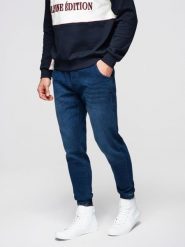 Męskie spodnie jeansowe joggery ze ściagaczem w pasie - ciemnoniebieskie V3 - Rozmiar: XXL. Niebieskie spodnie materiałowe męskie Ombre Clothing, z aplikacjami, z bawełny, retro. Za 239.99 zł.