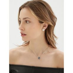 Kolczyki Guess. Szare kolczyki damskie Guess, srebrne. Za 99.99 zł.