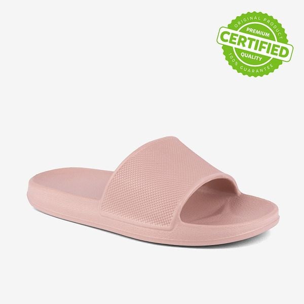 Klapki damskie Coqui Tora - lekkie, antypoślizgowe. Czerwone klapki damskie Coqui, bez wzorów, z materiału, bez obcasa. Za 116.99 zł.