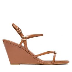Sandały Guess. Brązowe sandały damskie Guess, z aplikacjami, bez obcasa, na koturnie. Za 494.99 zł.