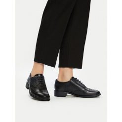 Półbuty Clarks. Czarne półbuty damskie Clarks, bez wzorów, bez obcasa. Za 349.99 zł.