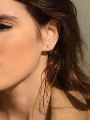 Maison héritage PARIS Złote kolczyki-wkrętki "Single Diamond 0,20" z diamentami rozmiar: onesize. Szare kolczyki damskie maison héritage PARIS, z diamentem, złote. Za 1,435.99 zł.