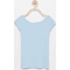 T-shirt z hiszpańskim dekoltem - Niebieski. Niebieskie koszulki dziewczęce Reserved, bez wzorów, bez ramiączek. W wyprzedaży za 9.99 zł.