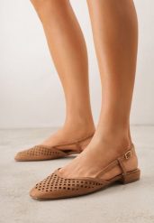 Brązowe Ażurowe Sandały z Paskiem z Klamerką i Kwadratowym Noskiem Veradisa. Brązowe sandały damskie Born2be, w ażurowe wzory, z jeansu, bez obcasa. Za 89.99 zł.