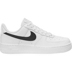 Buty Nike Air Force 1 '07 DD8959-103 białe. Białe buty sportowe na co dzień damskie bez wzorów, z materiału, do koszykówki, nike air force. Za 714.82 zł.