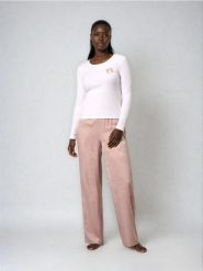 Piżama z długim rękawem i spodniami z lekkiej tkaniny Barbie - kremowy. Białe piżamy damskie Sinsay, l, bez wzorów, z tkaniny, bez ramiączek. Za 79.99 zł.