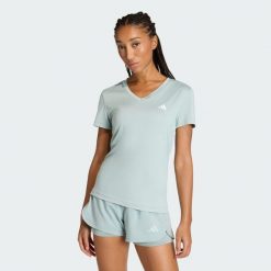 Koszulka Workout Essentials V-Neck. Zielone bluzki sportowe damskie Adidas, bez kołnierzyka, bez ramiączek. Za 109.00 zł.