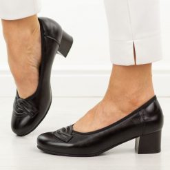 Czarne skórzane czółenka damskie Potocki 19412. Czarne czółenka damskie POTOCKI, bez wzorów, ze skóry, z okrągłym noskiem, bez obcasa, na obcasie. W wyprzedaży za 192.72 zł.