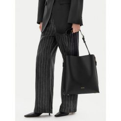 Torebka GINO ROSSI. Czarne torebki klasyczne damskie Gino Rossi, bez wzorów, bez dodatków. Za 329.99 zł.