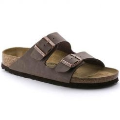 Klapki damskie Birkenstock Arizona. Brązowe klapki damskie Birkenstock, bez wzorów, z gumy, bez obcasa. Za 339.00 zł.