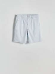 Bawełniane szorty regular fit - jasnoniebieski. Niebieskie szorty męskie Reserved, z bawełny, bez kołnierzyka. W wyprzedaży za 89.99 zł.