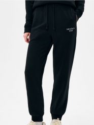 Spodnie jogger z miękkim wnętrzem - czarny. Czarne spodnie materiałowe damskie Sinsay, bez wzorów. Za 29.99 zł.