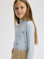 Prążkowana koszulka z haftem - jasnoniebieski. Niebieskie koszulki dziewczęce Reserved, bez wzorów, z dzianiny, bez ramiączek. W wyprzedaży za 29.99 zł.