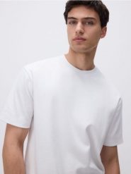 Bawełniany t-shirt boxy - biały. Białe t-shirty męskie Reserved, l, bez wzorów, z bawełny, bez kołnierzyka. Za 79.99 zł.