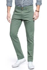 SPODNIE MĘSKIE WRANGLER LARSTON WREATH GREEN W18SF3G29 112127477. Zielone spodnie materiałowe męskie Wrangler, bez wzorów, z materiału. Za 209.99 zł.