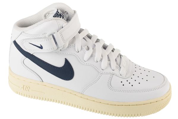 Buty sportowe Sneakersy damskie, Air Force 1 '07 Mid. Białe buty sportowe na co dzień damskie Nike, bez wzorów, z materiału, trekkingowe, nike air force. Za 499.99 zł.