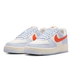 Buty Sportowe Damskie Nike Air Force 1 '07. Białe buty sportowe na co dzień damskie Nike, bez wzorów, trekkingowe, nike air force. Za 444.40 zł.