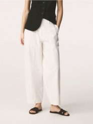Spodnie barrel leg - biały. Białe spodnie materiałowe damskie Reserved, bez wzorów, z bawełny. Za 259.99 zł.