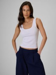 4F Top slim z prążkowanej dzianiny damski - biały M. Białe topy damskie 4f, m, bez wzorów, z bawełny, bez kołnierzyka. Za 59.99 zł.