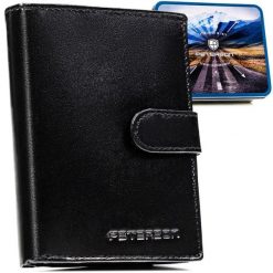 Pionowy portfel męski ze skóry naturalnej w czarnym kolorze w zestawie z brelokiem - Peterson. Czarne portfele męskie Peterson, bez wzorów, ze skóry. Za 99.99 zł.