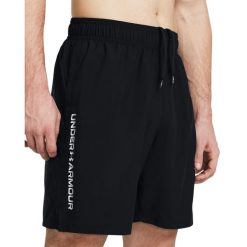 Under Armour UA TECH WOVEN WORDMARK SHORT Szorty męskie. Czarne szorty sportowe męskie Under Armour, l, z materiału, na fitness i siłownię. W wyprzedaży za 97.99 zł.