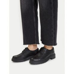 Półbuty Clarks. Czarne półbuty damskie Clarks, bez wzorów, bez obcasa. Za 394.99 zł.
