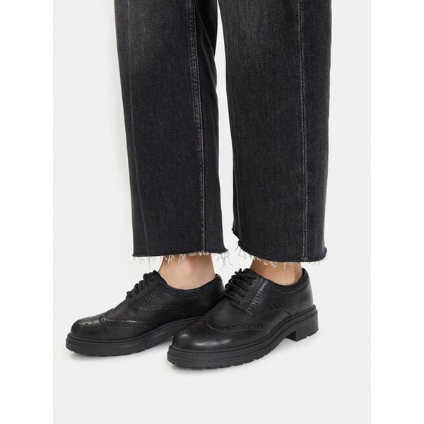 Półbuty Clarks. Czarne półbuty damskie Clarks, bez wzorów, bez obcasa. Za 394.99 zł.