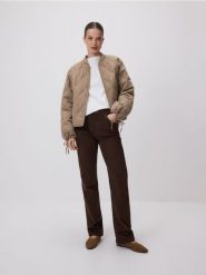 Kurtka z ozdobnymi wiązaniami - beżowy. Brązowe kurtki damskie Reserved, l, bez wzorów, z lyocellu, bez kaptura. Za 229.99 zł.