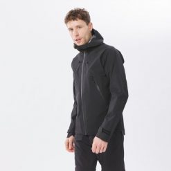 Kurtka turystyczna męska Quechua MH500 wodoodporna. Czarne kurtki męskie QUECHUA, l, bez wzorów, z elastanu, sportowe, bez kaptura. Za 399.99 zł.