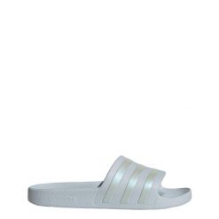 Klapki adilette Aqua. Niebieskie klapki damskie Adidas, bez wzorów, bez obcasa. Za 99.95 zł.