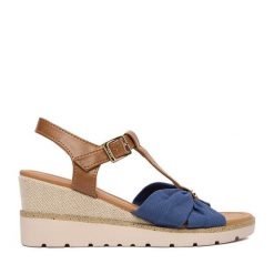 Sandały Beverly Hills Polo Club. Niebieskie sandały damskie Beverly Hills Polo Club, bez wzorów, bez obcasa, na koturnie. Za 149.99 zł.