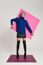 Sweter w warkoczowy splot lazurowy. Niebieskie swetry klasyczne damskie MOODO, s, ze splotem, bez kołnierzyka. W wyprzedaży za 55.99 zł.