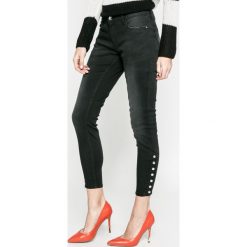 Only - Jeansy Carmen. Czarne jeansy damskie Only, z obniżonym stanem. W wyprzedaży za 89.90 zł.
