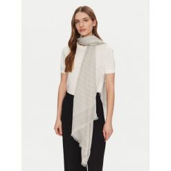 Szal Guess. Szaliki i kominy damskie Guess, z aplikacjami. Za 229.99 zł.