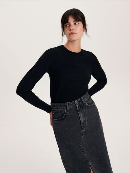 Sweter z wiskozą - czarny. Czarne swetry klasyczne damskie Reserved, l, z dzianiny, bez kołnierzyka. W wyprzedaży za 35.99 zł.