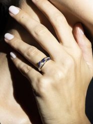 Maison héritage PARIS Złoty pierścionek "Trio de Saphir" z diamentami rozmiar: 56. Niebieskie pierścionki damskie maison héritage PARIS, z diamentem, złote. Za 1,913.99 zł.