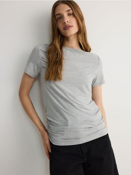 T-shirt z marszczeniem - ciemnoszary. Szare t-shirty damskie Reserved, l, bez wzorów, z dzianiny, bez kołnierzyka. W wyprzedaży za 25.99 zł.