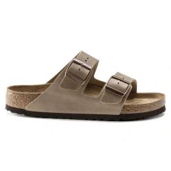 Klapki damskie Birkenstock Arizona (552813). Brązowe klapki damskie Birkenstock, bez wzorów, bez obcasa. Za 479.99 zł.