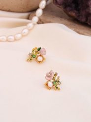 Pierres de Jade Pozłacane kolczyki-wkrętki z perłami i kamieniami szlachetnymi rozmiar: onesize. Białe kolczyki damskie Pierres de Jade, z cyrkonią, pozłacane. Za 39.99 zł.